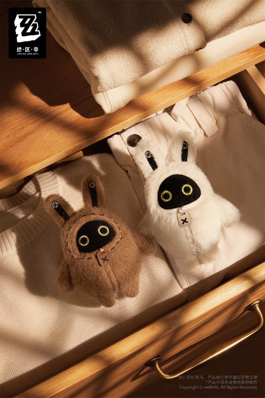 新品情报 | 绒绒邦布系列 毛绒挂件盲盒亲爱的绳匠，米游社「绝区零」商城、天猫「绝区零三Z官方旗舰店」将于8月28日20:00开启「绒绒邦布系列 毛绒挂件盲盒」的首批少量现货贩售